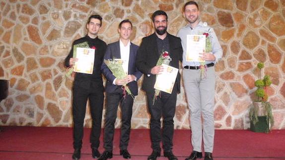 De izquierda, a derecha: Oslo Ópera Dúo y David Martín (violonchelo), ganadores ex aequo del certamen. 