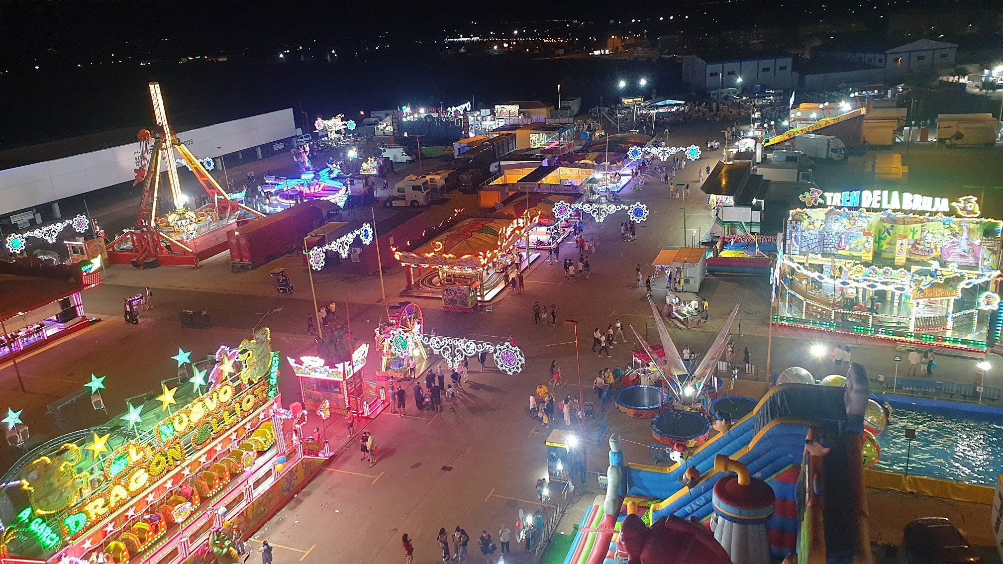 Mayores y pequeños disfrutaron de las múltiples atracciones y casetas del ferial 