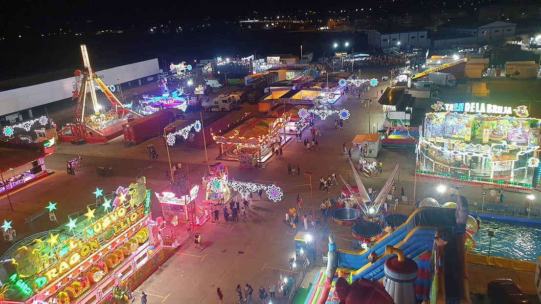 Mayores y pequeños disfrutaron de las múltiples atracciones y casetas del ferial 