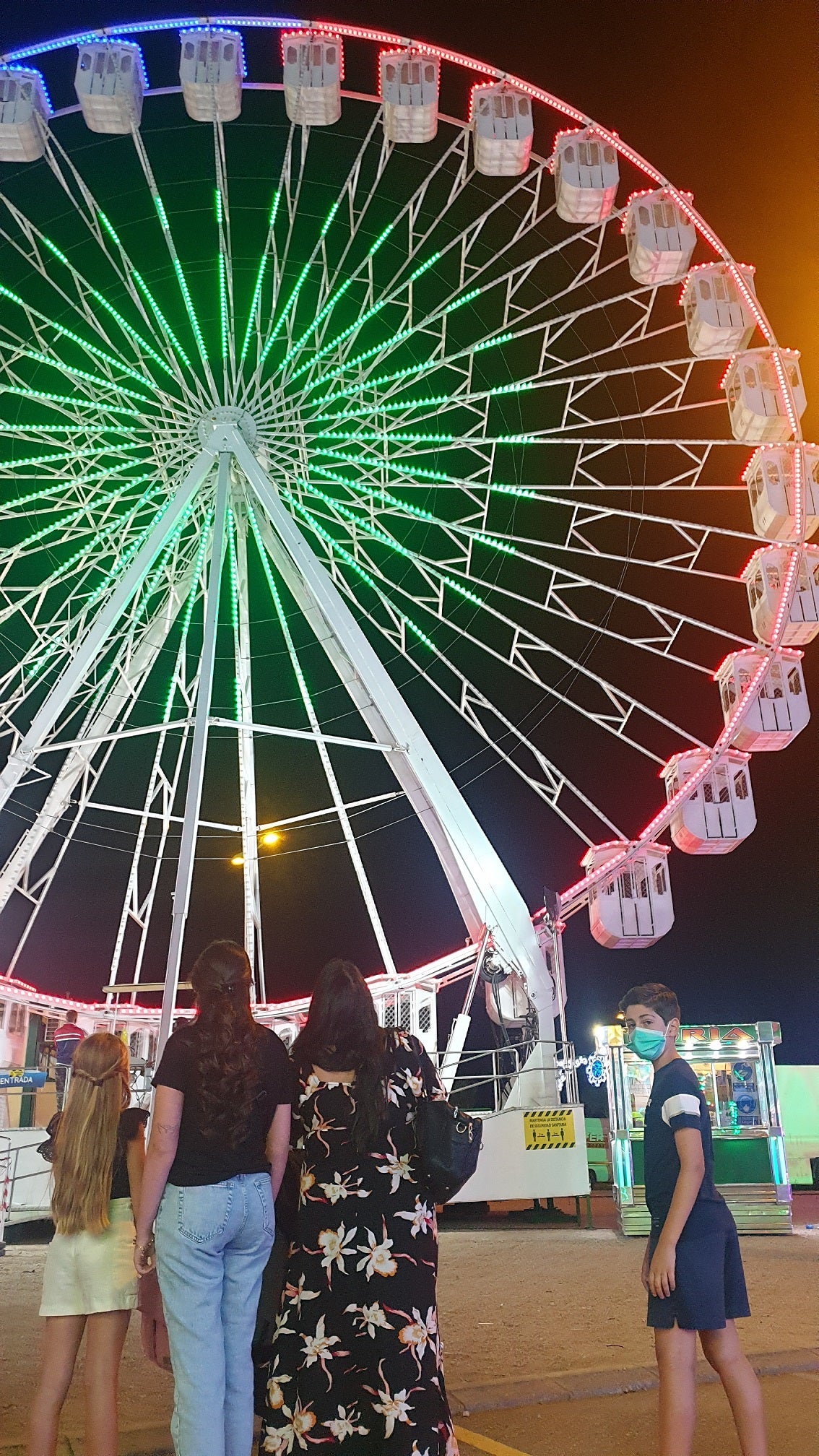 Mayores y pequeños disfrutaron de las múltiples atracciones y casetas del ferial 