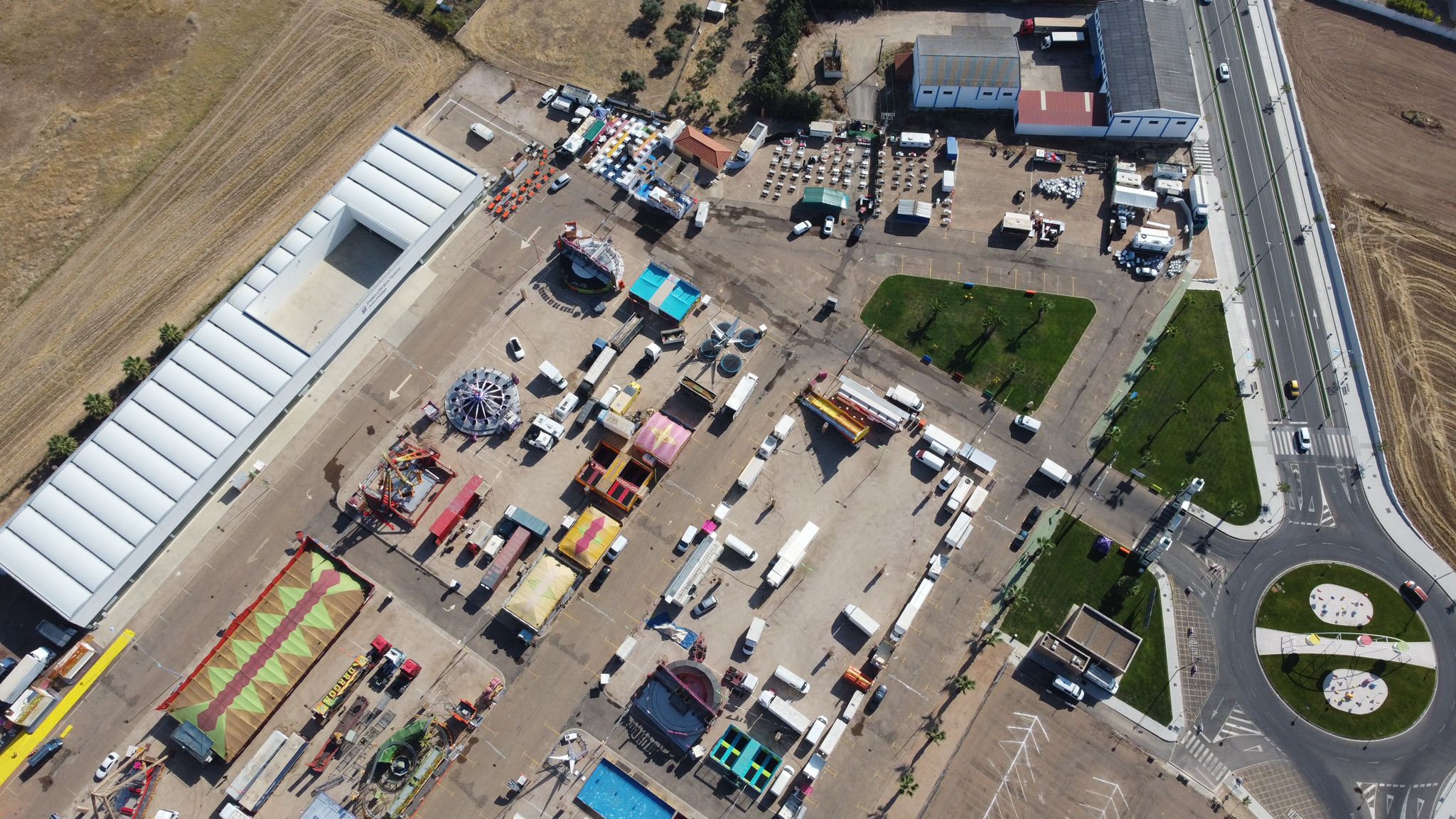 Mayores y pequeños disfrutaron de las múltiples atracciones y casetas del ferial 