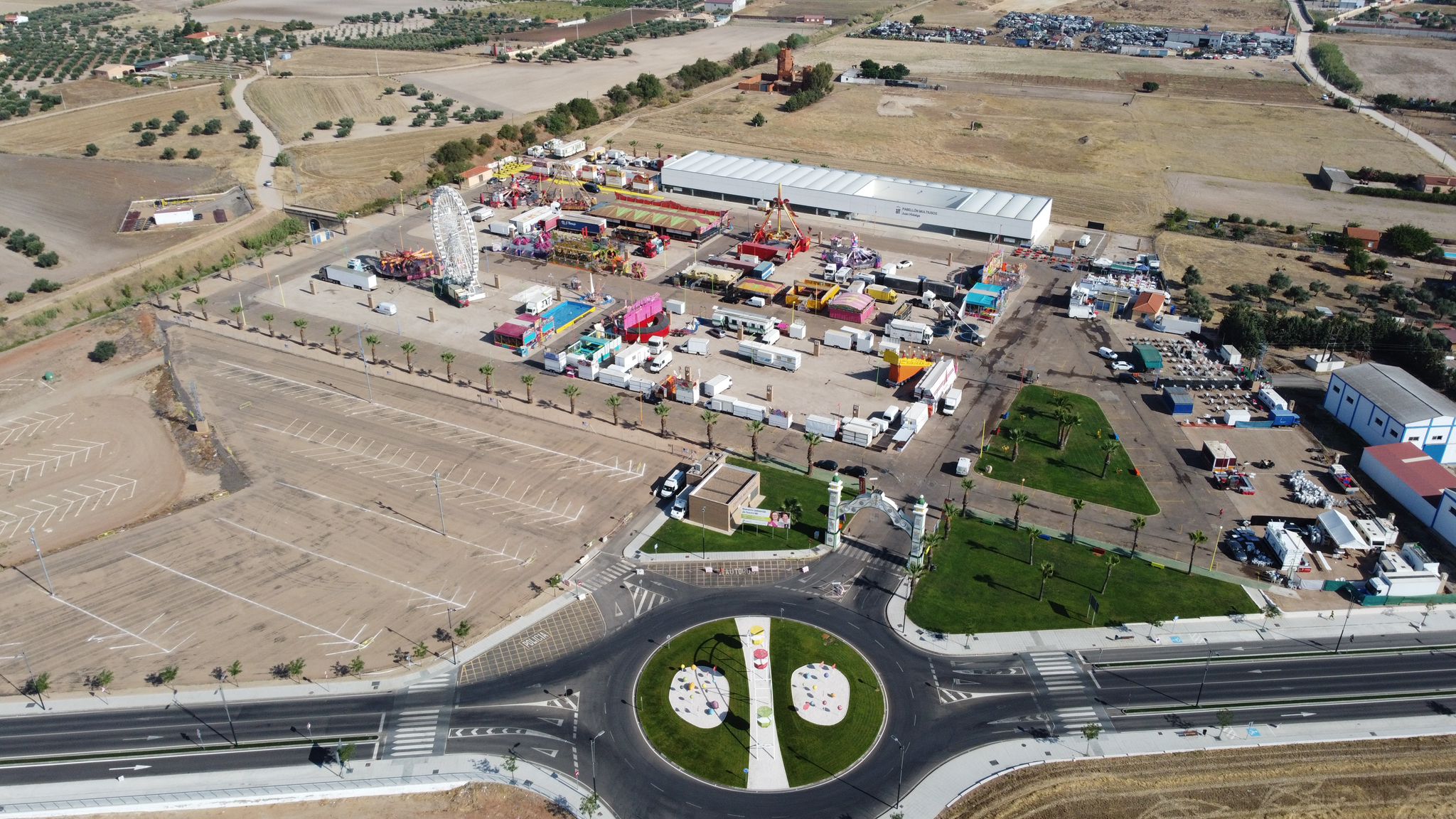 Mayores y pequeños disfrutaron de las múltiples atracciones y casetas del ferial 