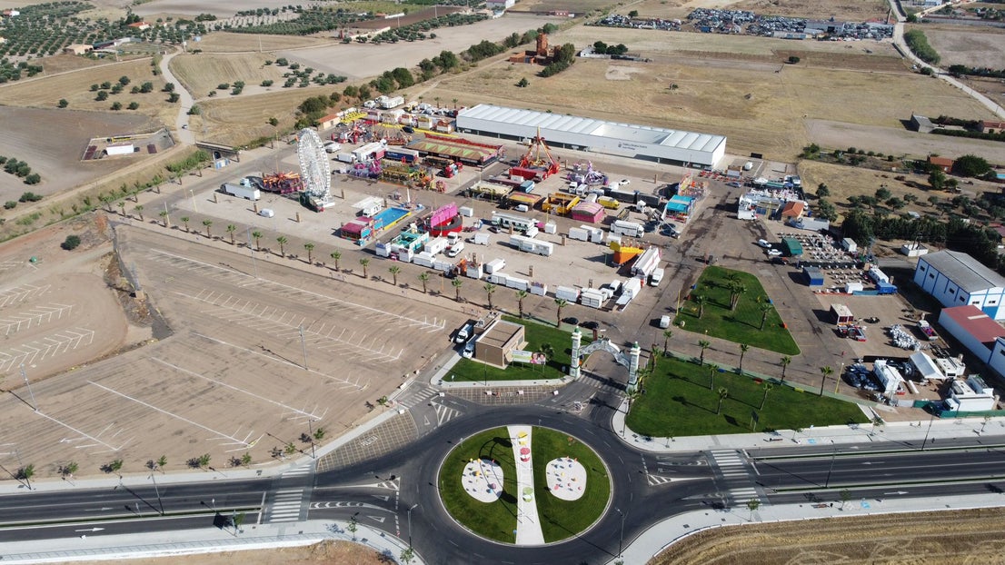 Mayores y pequeños disfrutaron de las múltiples atracciones y casetas del ferial 
