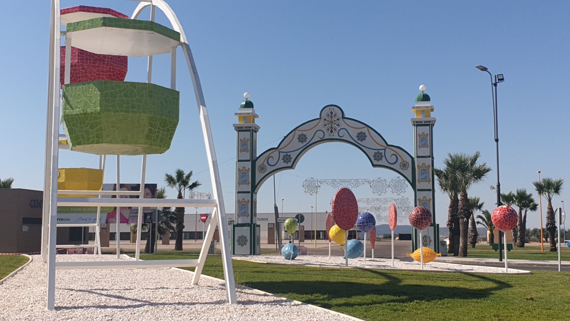 Mayores y pequeños disfrutaron de las múltiples atracciones y casetas del ferial 