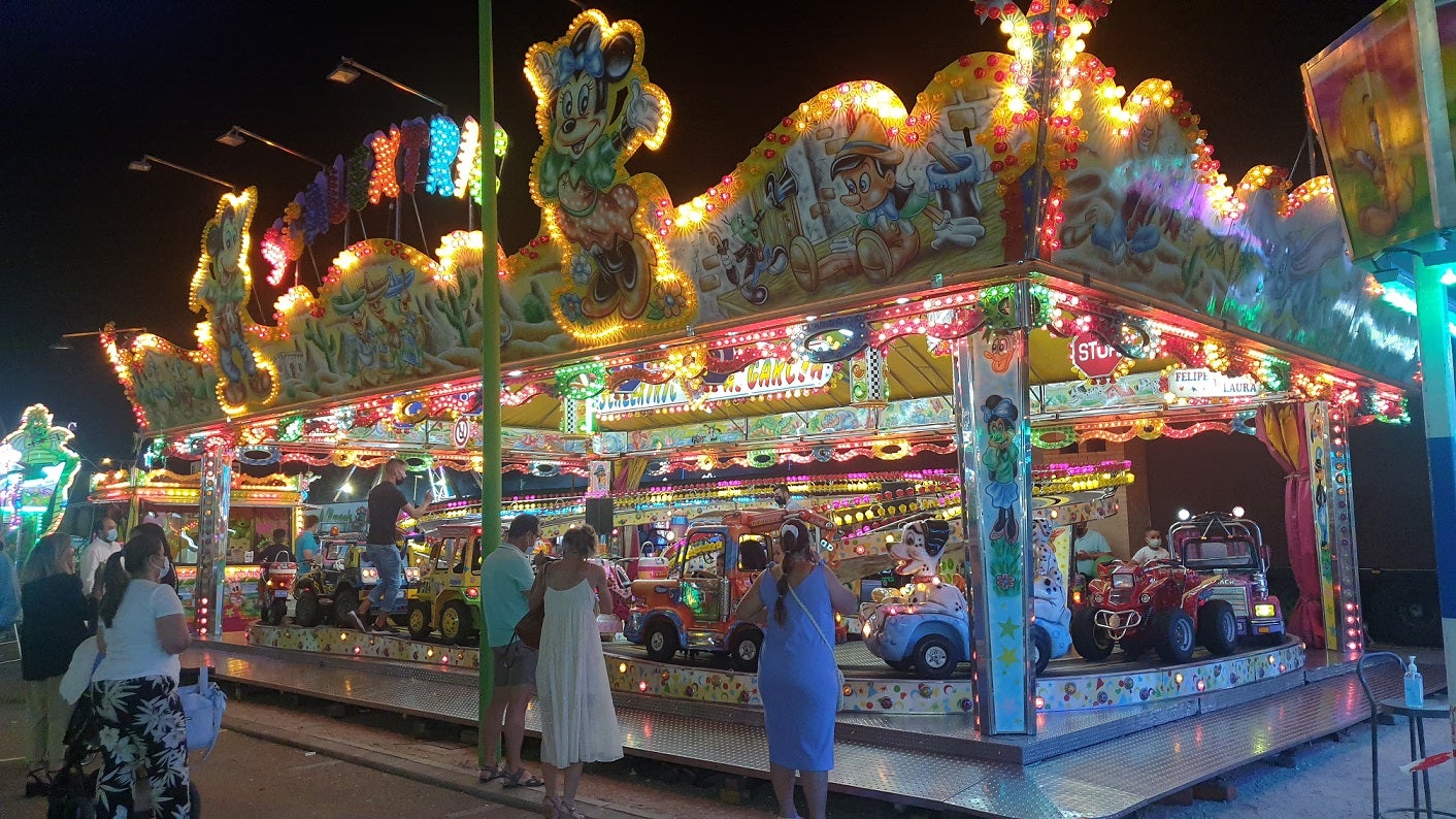 Mayores y pequeños disfrutaron de las múltiples atracciones y casetas del ferial 