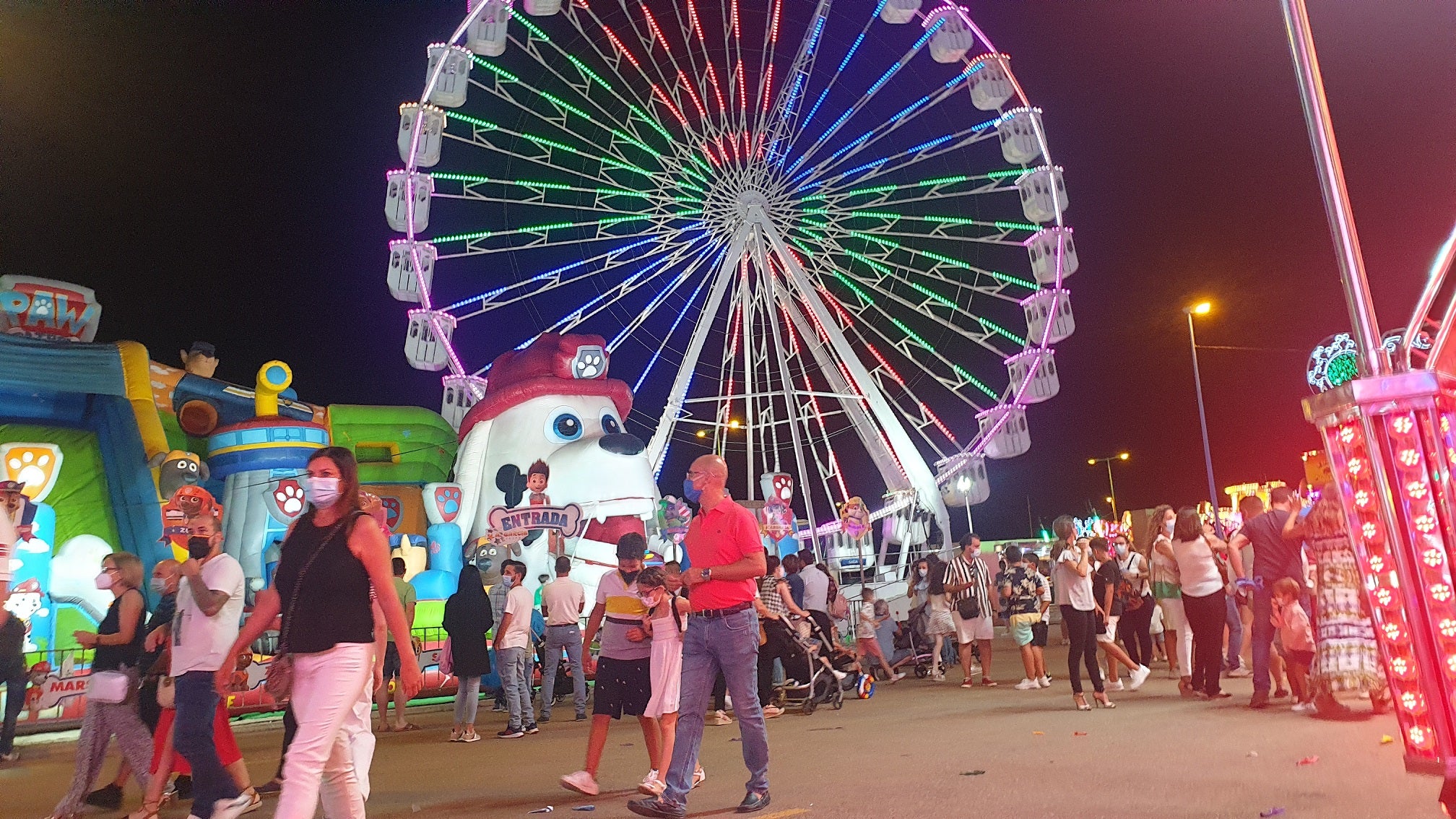 Mayores y pequeños disfrutaron de las múltiples atracciones y casetas del ferial 