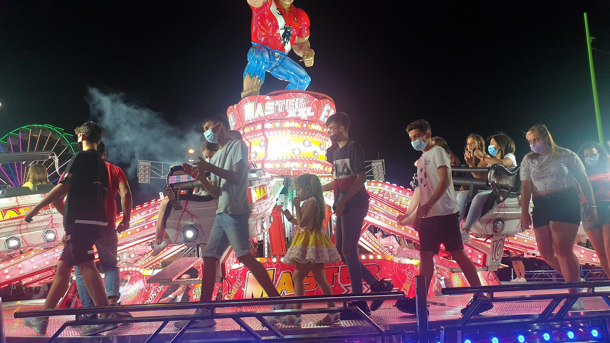 Mayores y pequeños disfrutaron de las múltiples atracciones y casetas del ferial 