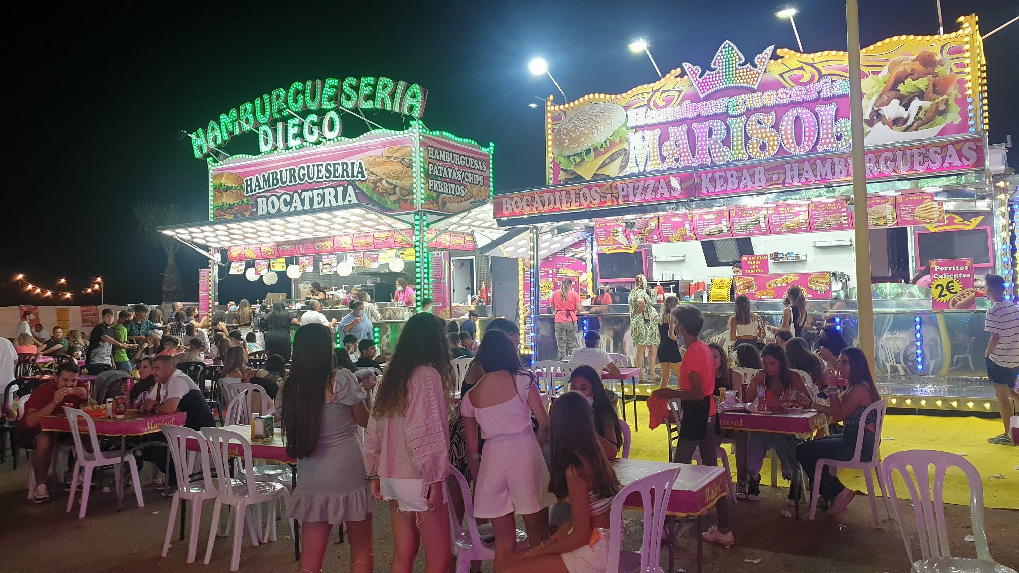 Mayores y pequeños disfrutaron de las múltiples atracciones y casetas del ferial 