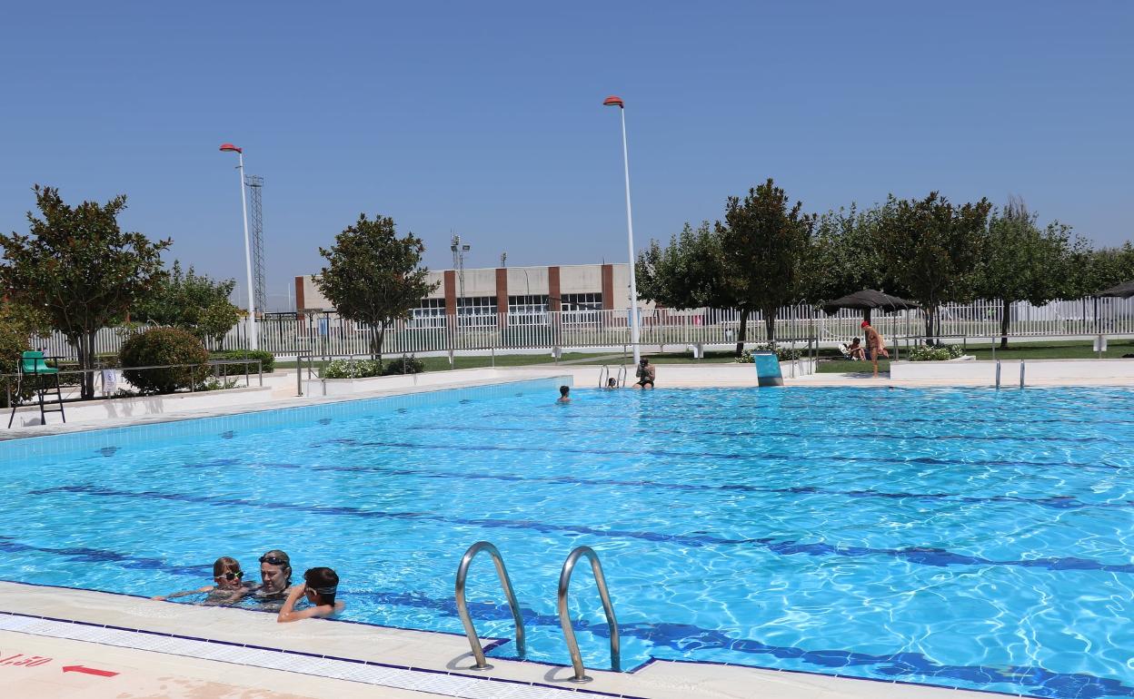 13.867 bañistas acuden a la piscina en el último mes