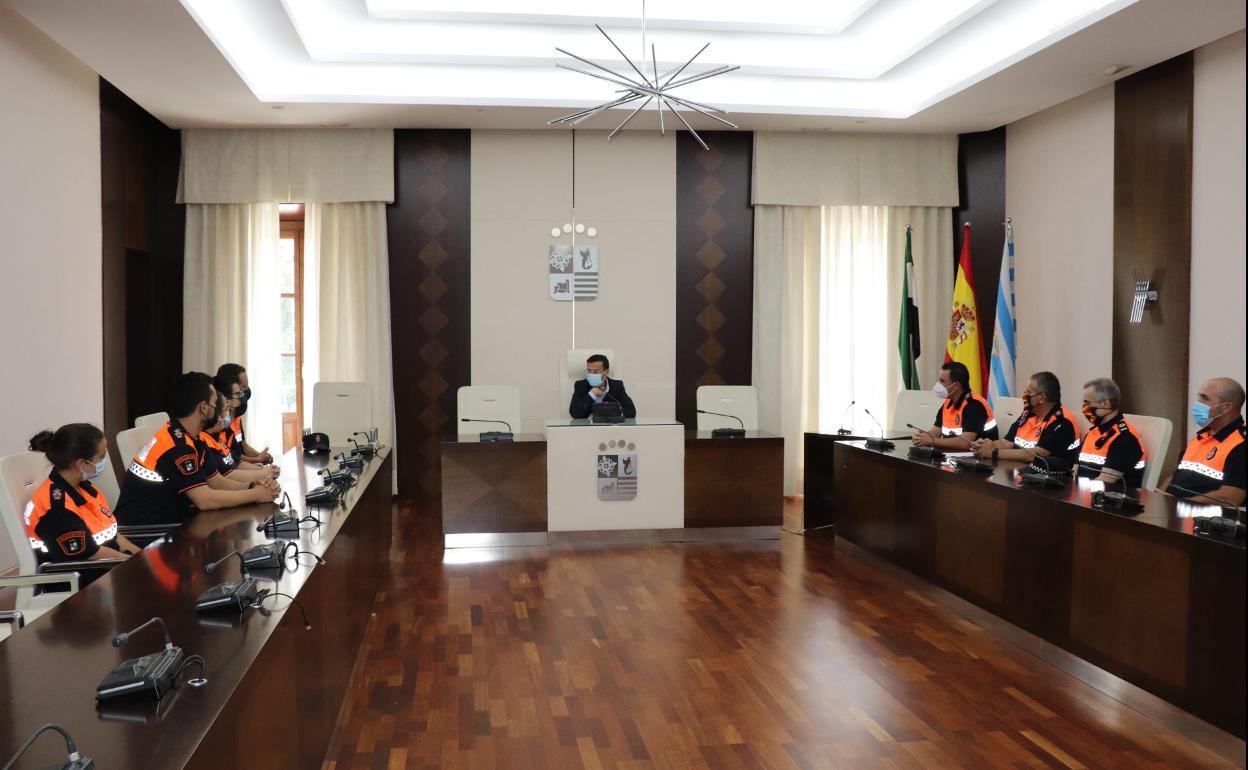 Miembros de Protección Civil en el salón de plenos de Villanueva. 