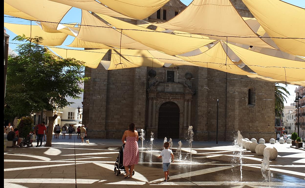La plaza de España prescinde de toldos para dar sombra este verano