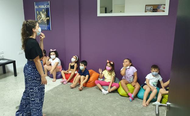 Nuria Ayuso imparte clases a los más pequeños. 