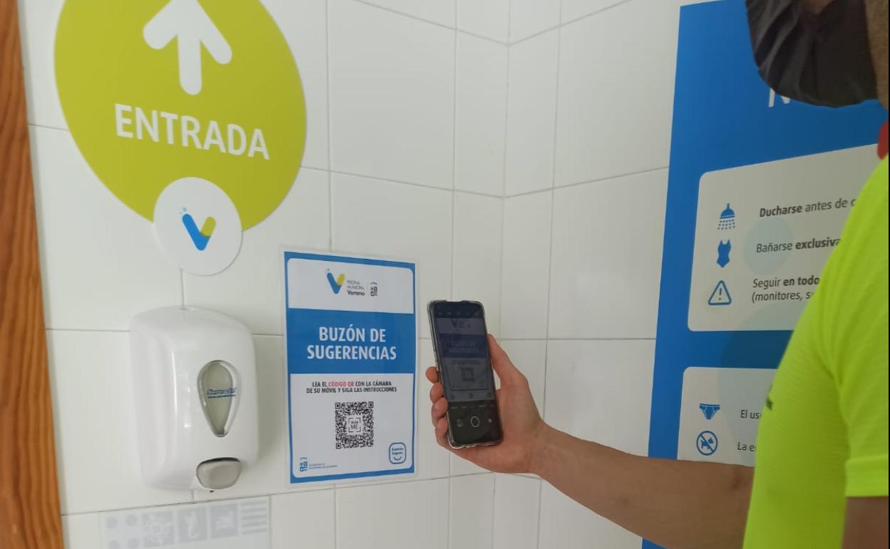 Instalan un buzón de sugerencias virtual en la piscina municipal