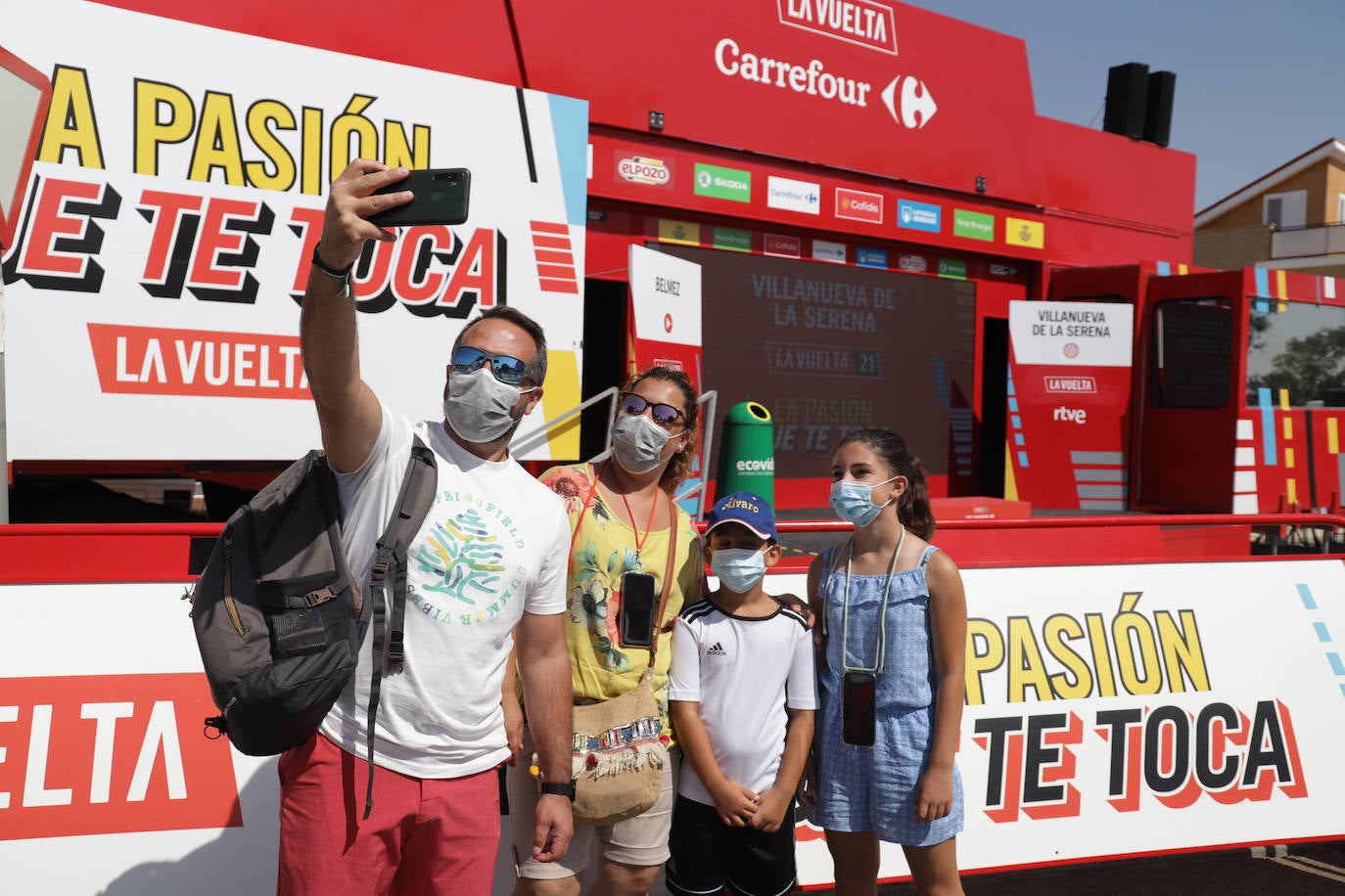 Una familia se toma una fotografía de recuerdo.