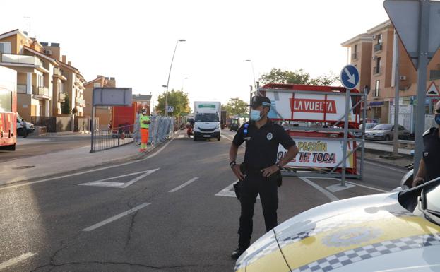 La policía local controlaba esta mañana los cortes de tráfico. 