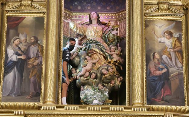 El capitán serón, Ángel Pajuelo, impone el ramo a la Virgen. 