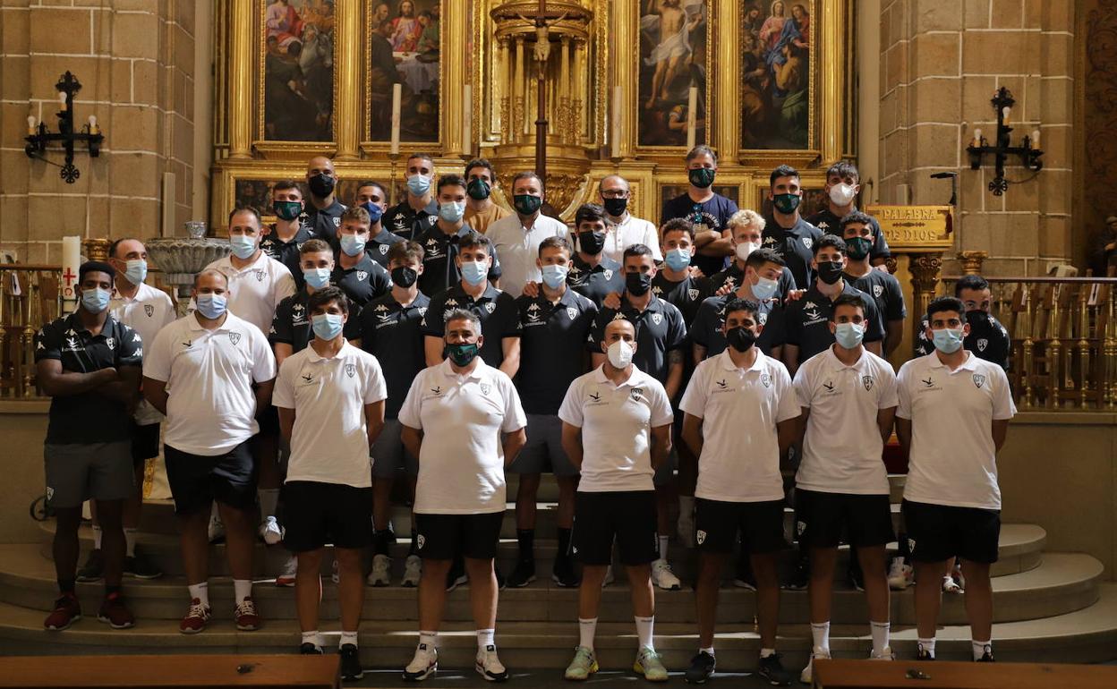 Foto de familia de la plantilla del Villanovense tras la ofrenda floral. 