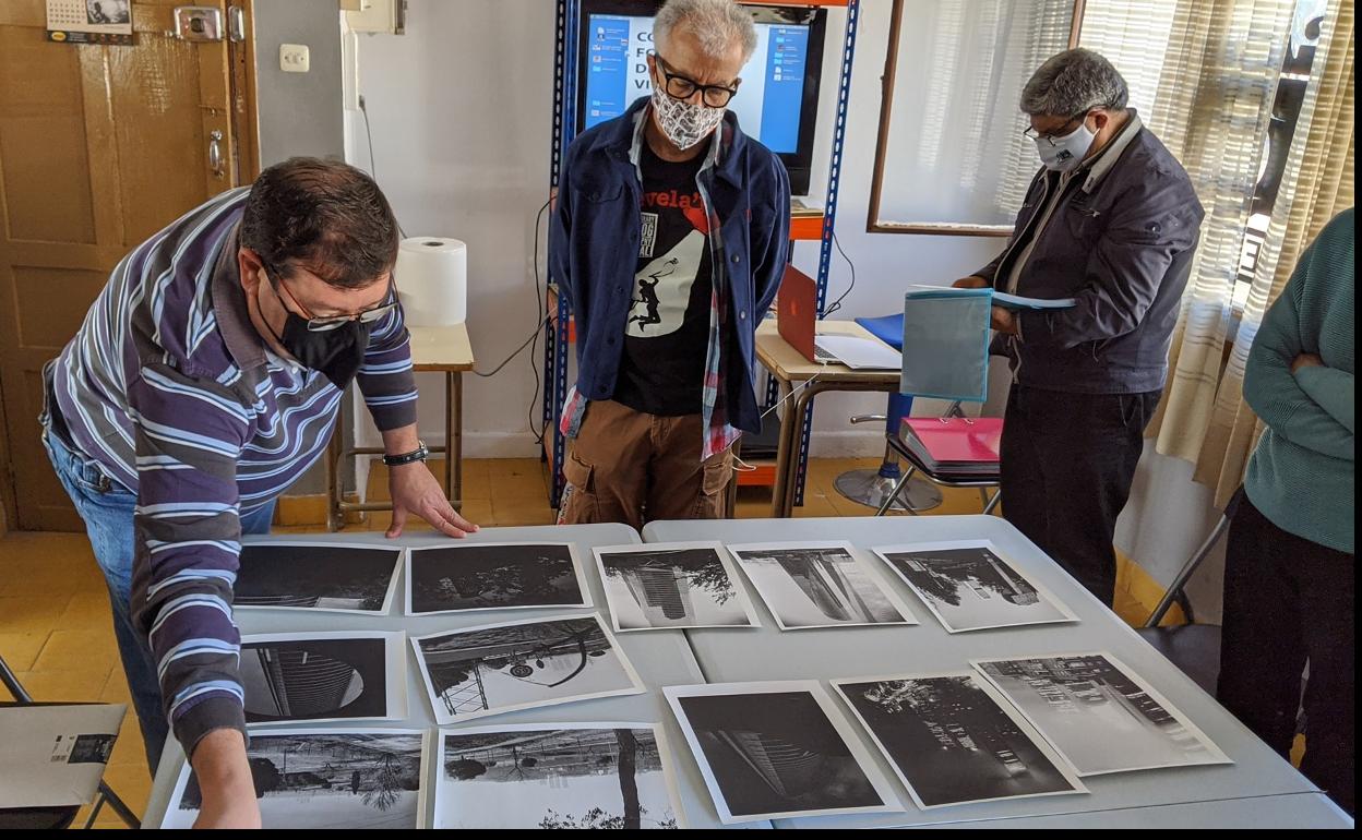 Miembros de la Asociación FotObjetivo hacen una selección de fotos. 