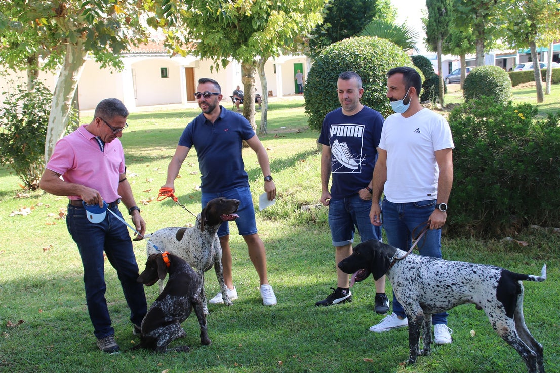 Participantes en el I Concurso Canino Nacional celebrado en Entrerríos. 
