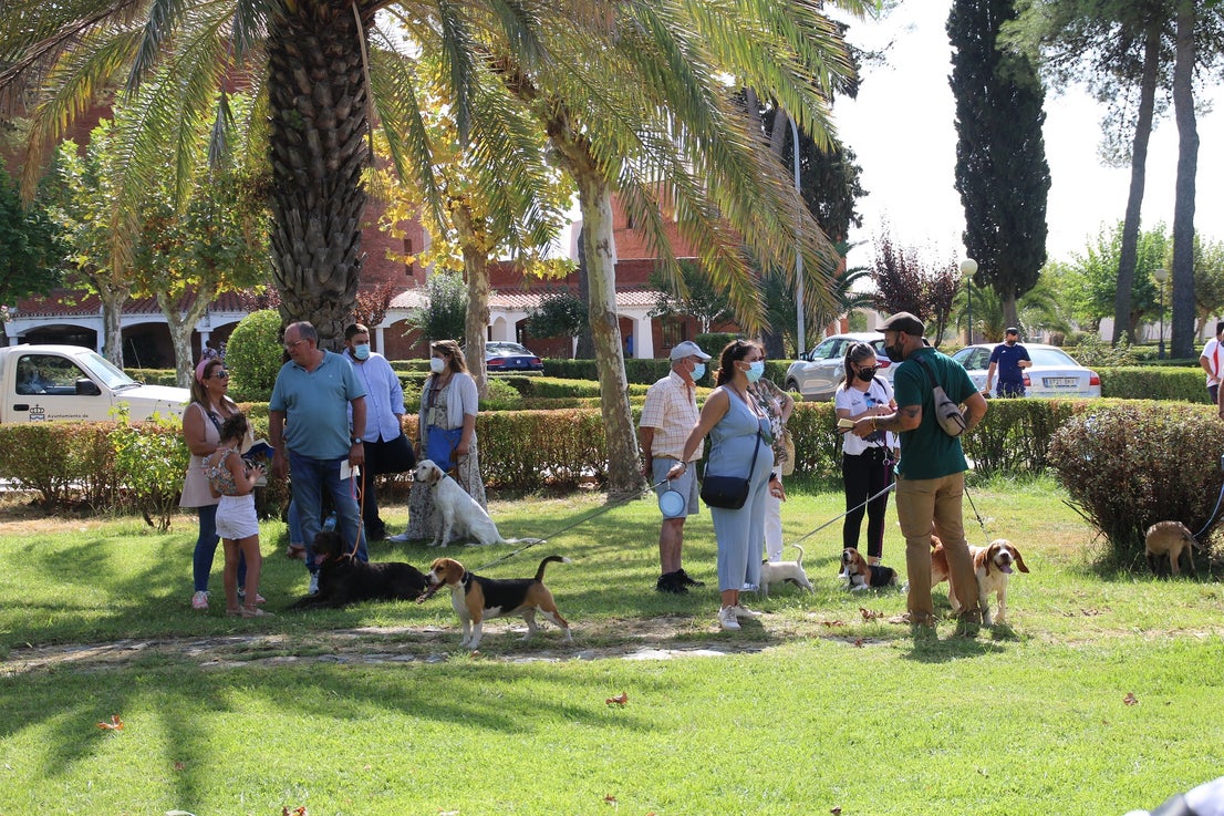Participantes en el I Concurso Canino Nacional celebrado en Entrerríos. 