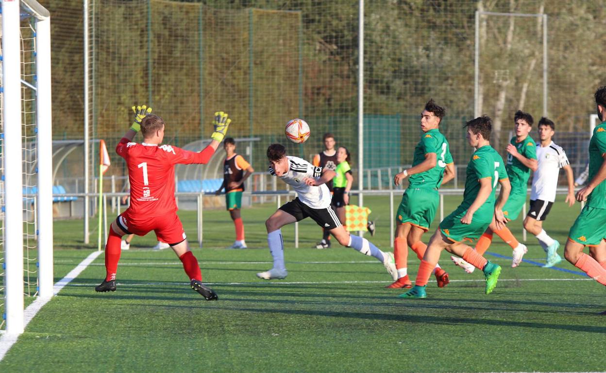 Acción del Burgos - La Cruz Villanovense en la segunda mitad. 