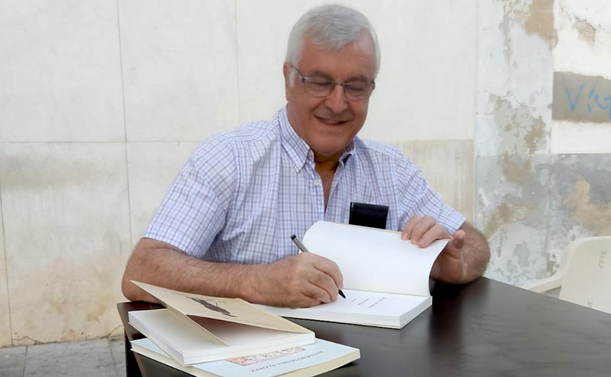 Antonio María Flórez firma ejemplares de su último libro, sobre Alfonso Trajano. 
