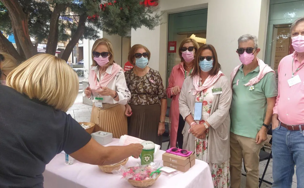 Mesa informativa sobre el cáncer de mama de la AECC en Villanueva de la Serena. 