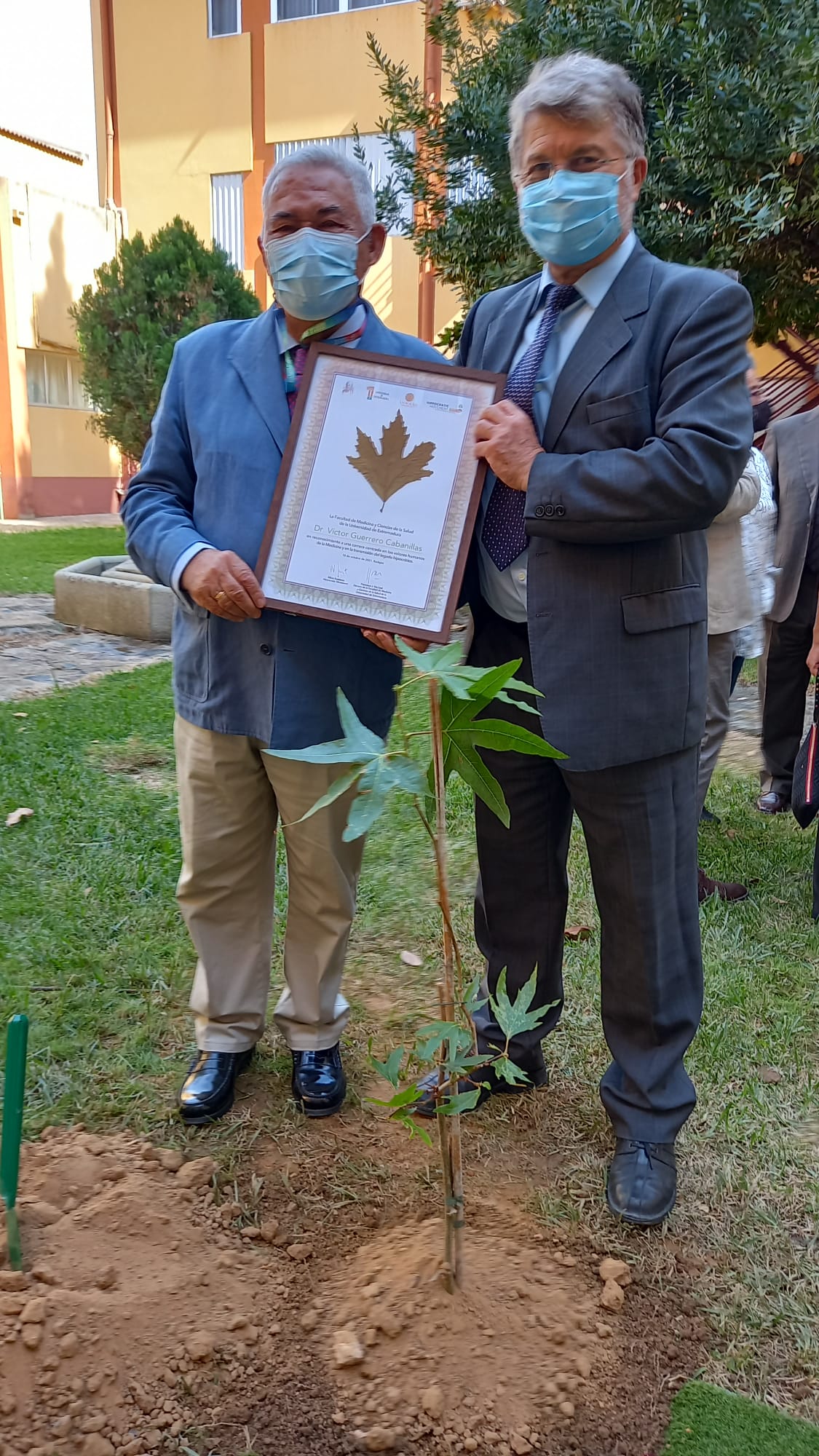 Guerrero recibe el diploma del cofundador del Movimiento Hipocrático Internacional, Nikos Kastanos. 