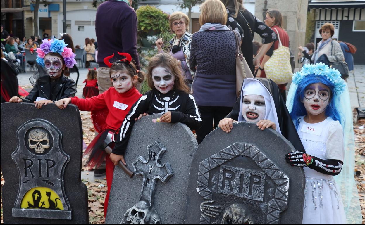 Niños disfrazados en Halloween en la plaza de España. 