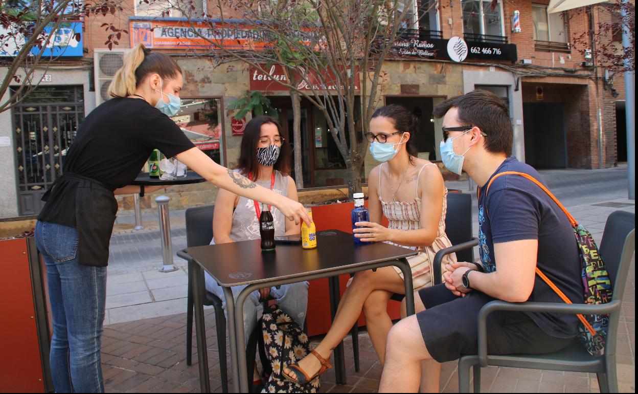 Clientes consumen una terraza en Villanueva de la Serena. 