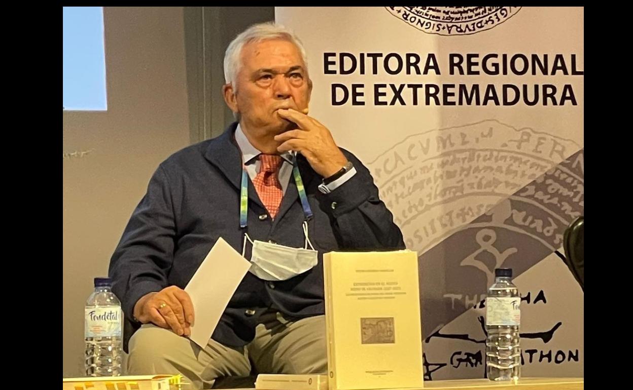 Víctor Guerrero junto a su nueva publicación. 