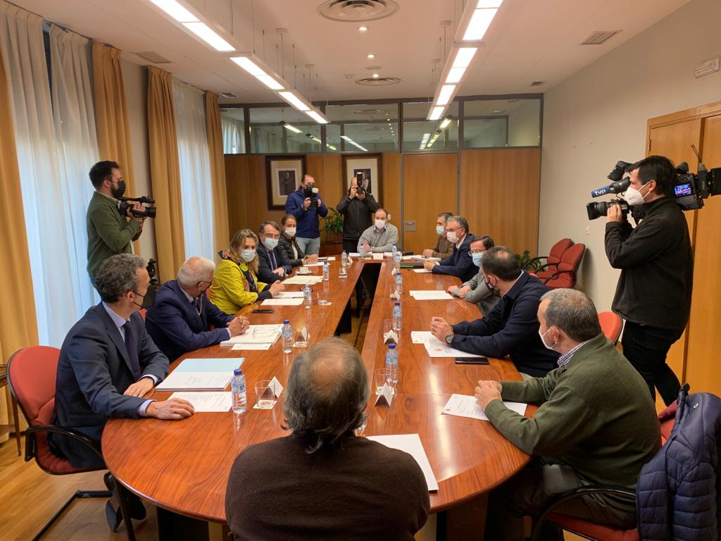 Asistentes a la reunión con la Delegación del Gobierno, para determinar los detalles del referéndum. 