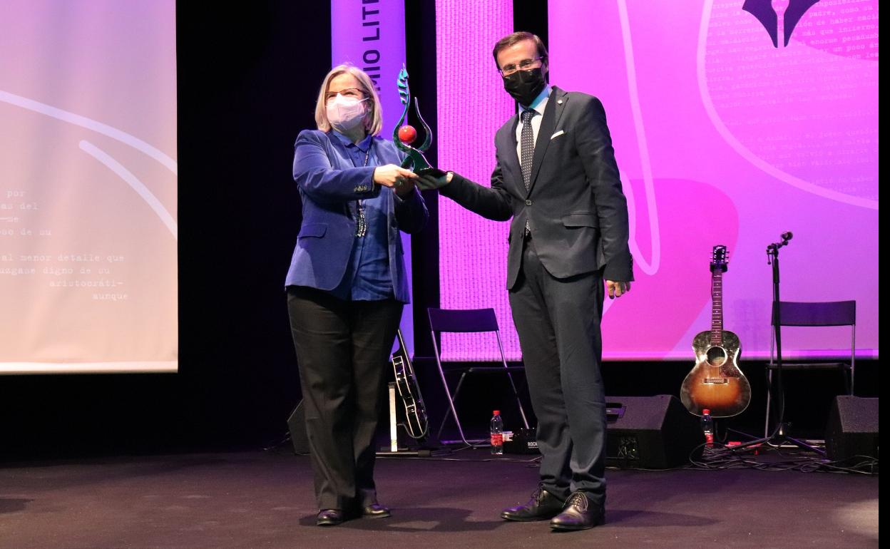 El Alcalde entregó la estatuilla a Ana Muela, ganadora del premio en 2020, por su novela 'La lluvia inglesa'. 