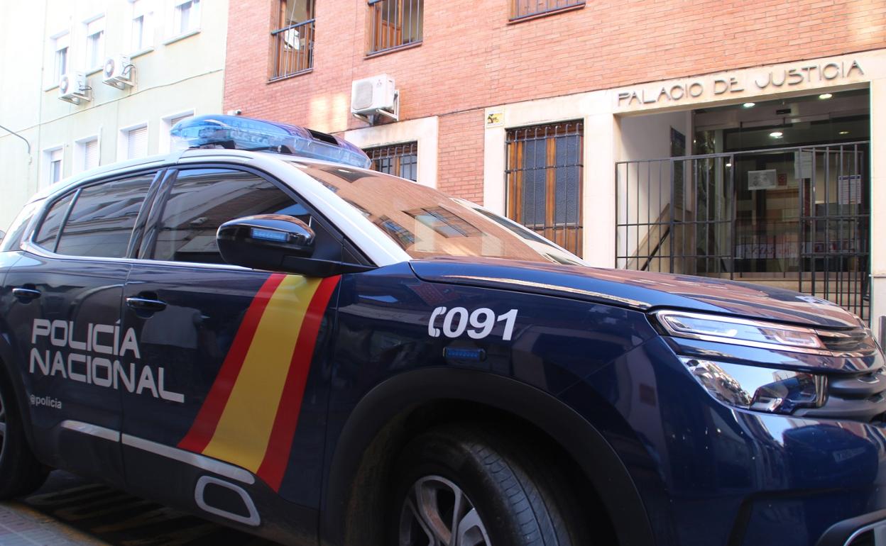 Coche de la Policía Nacional delante del Palacio de Justicia de Villanueva de la Serena. 