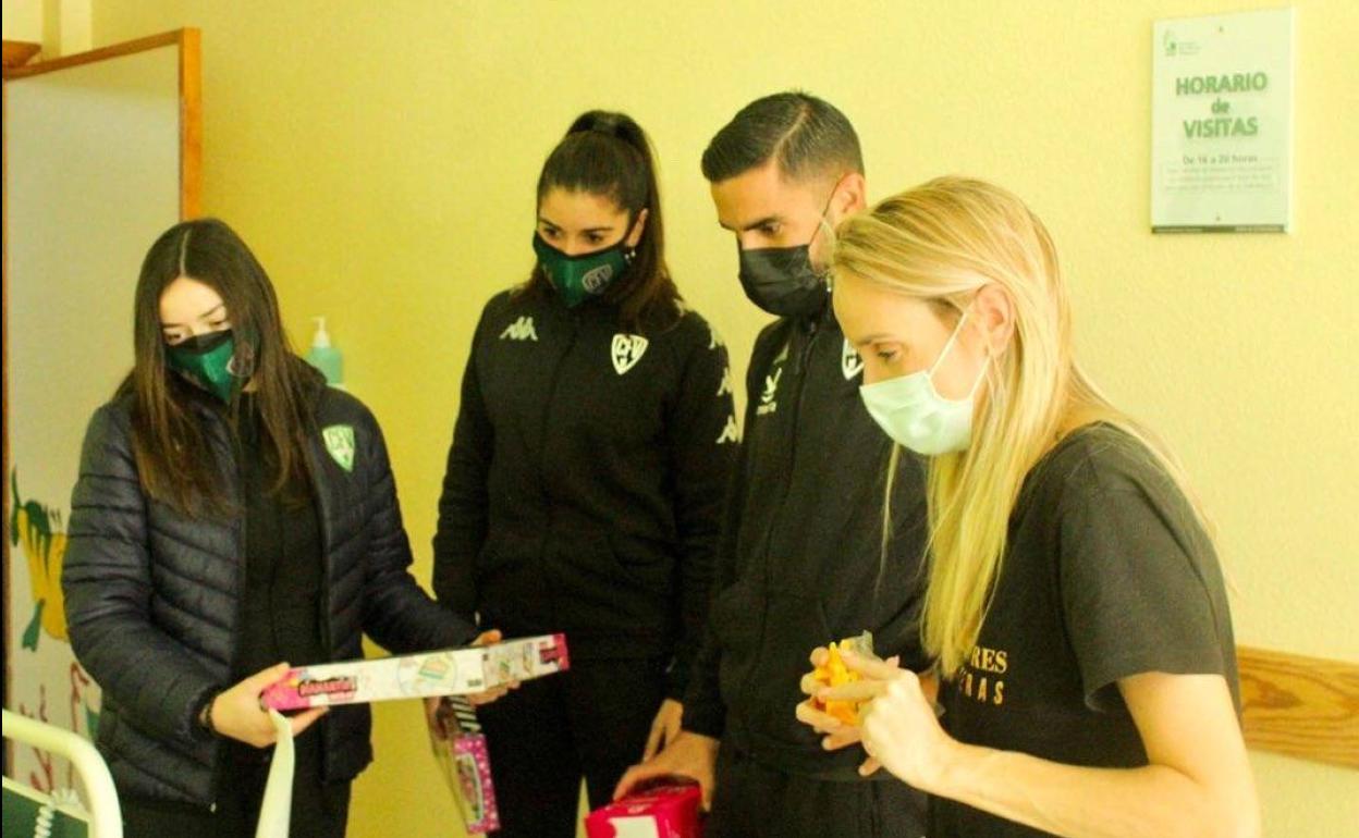 El Villanovense llevó juguetes para los más pequeños. 