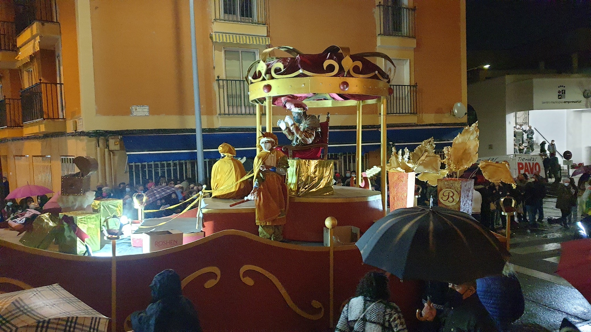 Los Reyes Magos y las carrozas de la cabalgata trajeron la ilusión. 