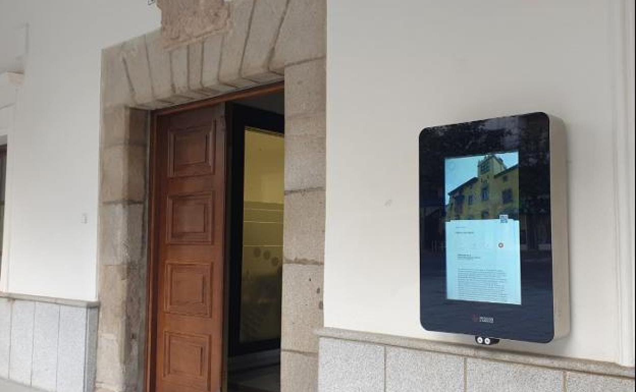 Una pantalla táctil muestra los recursos turísticos de Villanueva y la provincia