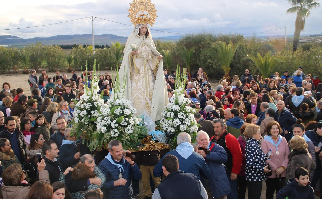Traslado de la Virgen de la Aurora desde su ermita en 2020. 
