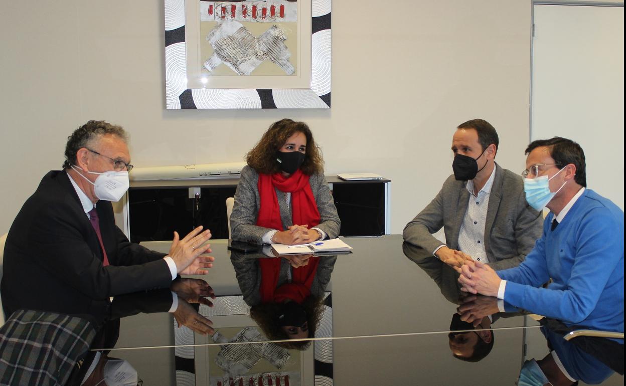 Miguel Ángel Gallardo y José Luis Quintana se reúnen con Olga García y Álvaro Jiménez. 