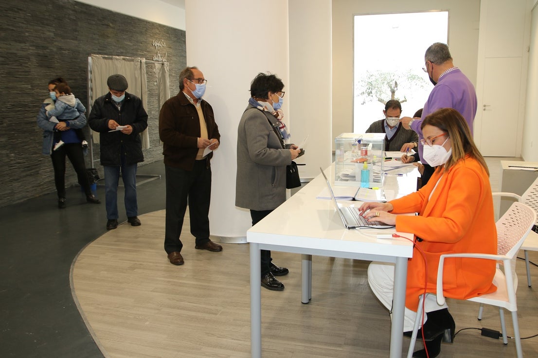 La asistencia el primer día de votación anticipada ha sido bastante alta. 