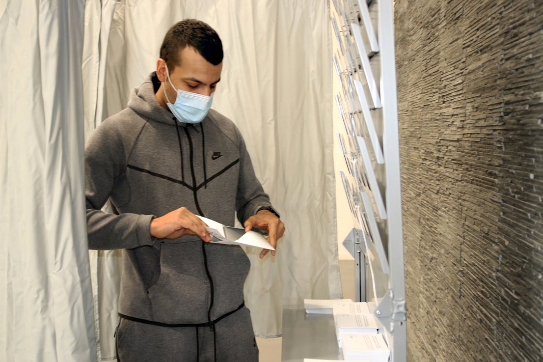 La asistencia el primer día de votación anticipada ha sido bastante alta. 