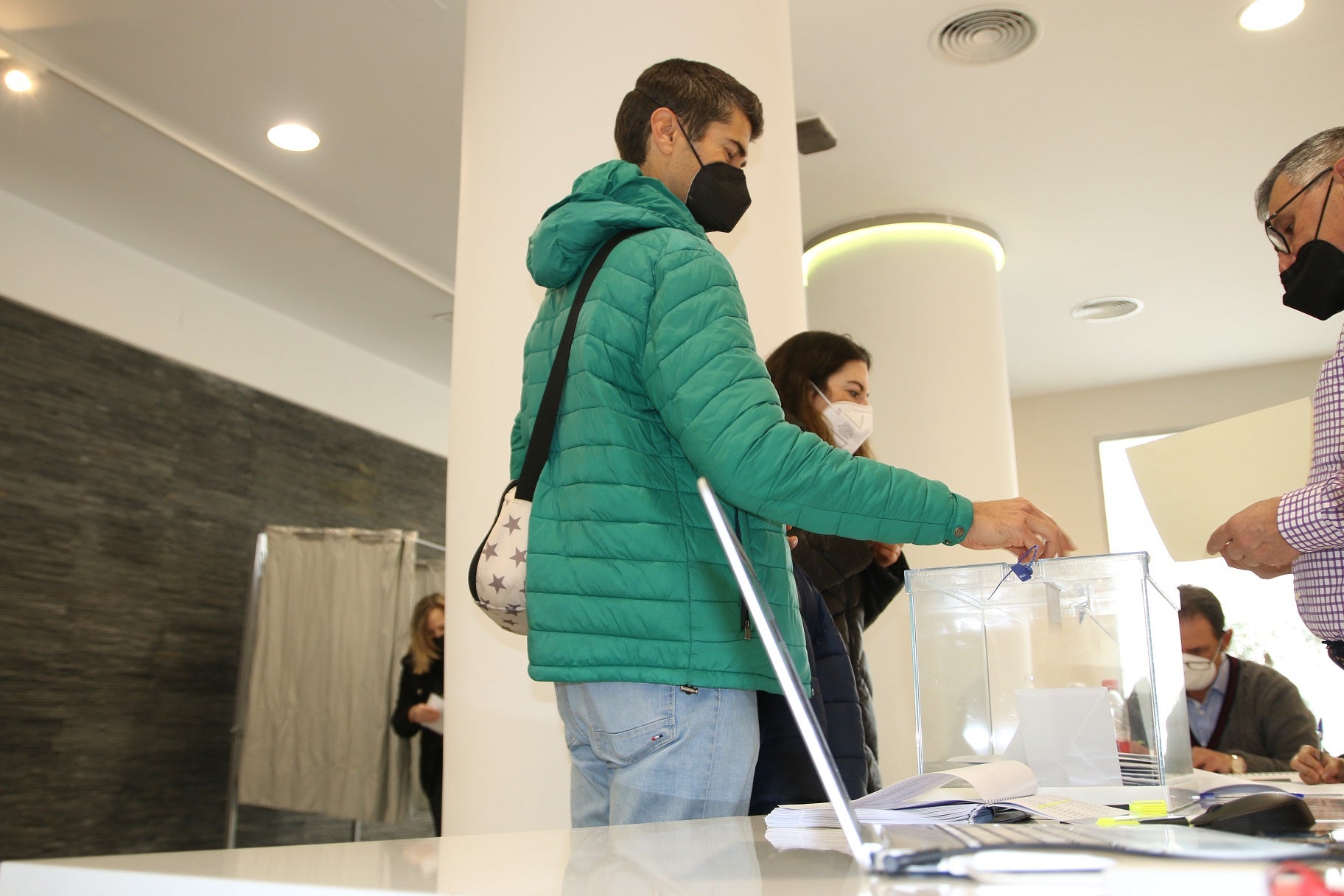 La asistencia el primer día de votación anticipada ha sido bastante alta. 