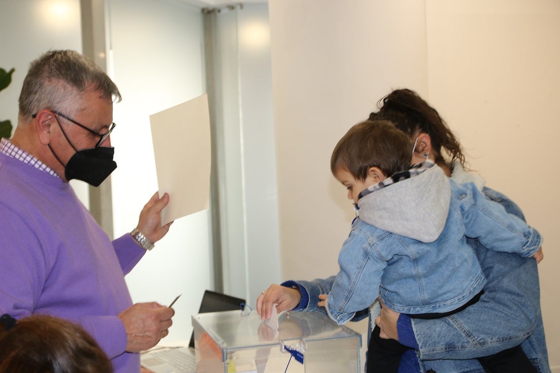 La asistencia el primer día de votación anticipada ha sido bastante alta. 