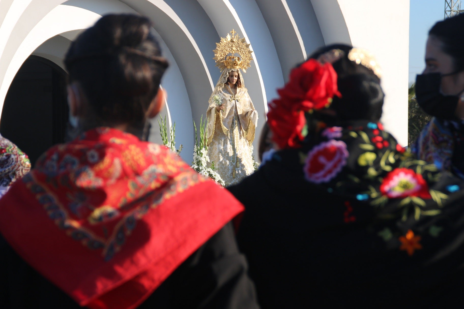 Emoción al volver a acompañar a la Virgen de la Aurora en su traída. 
