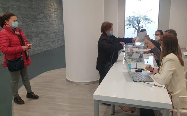 Participantes en la votación anticipada en Villanueva de la Serena. 