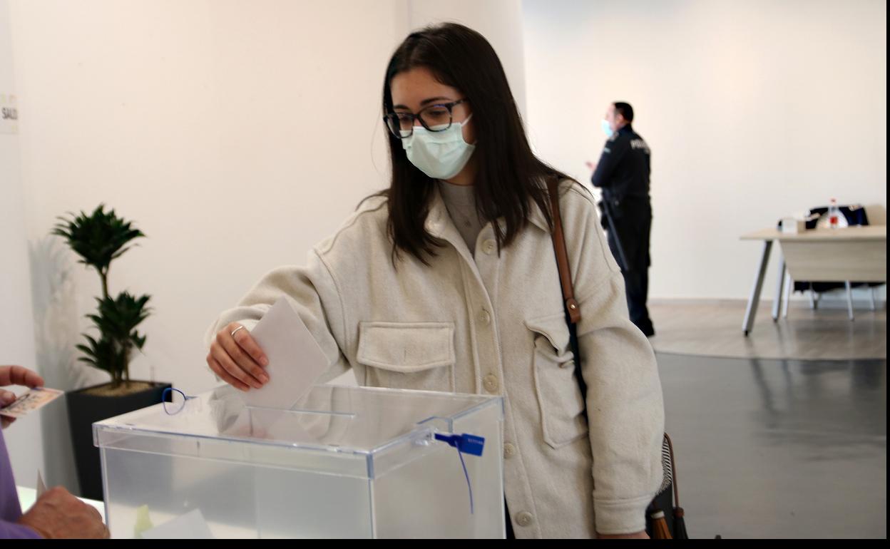 Una joven vota por el proyecto de unión entre Don Benito y Villanueva. 