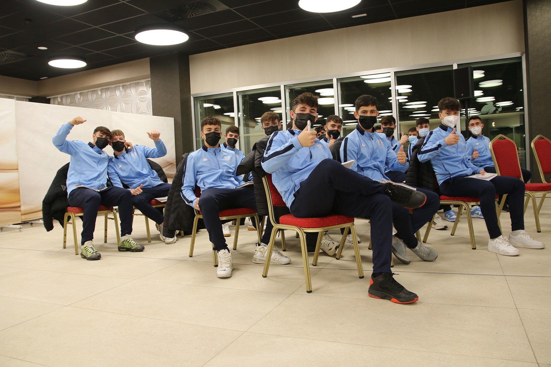 Los jóvenes asisten a una charla informativa sobre el proyecto de unión. 