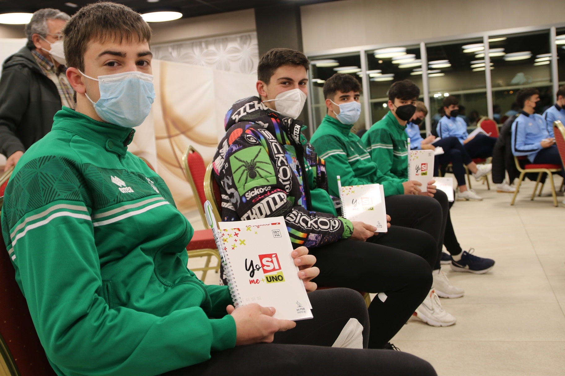 Los jóvenes asisten a una charla informativa sobre el proyecto de unión. 