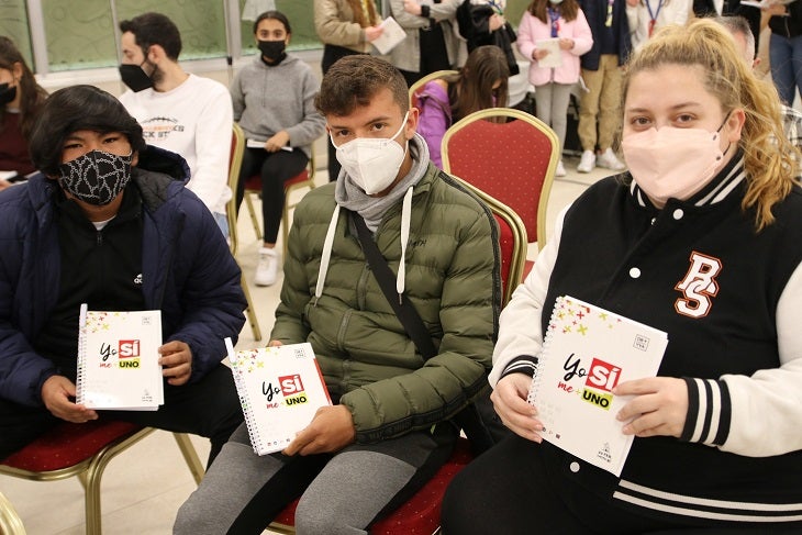 Los jóvenes asisten a una charla informativa sobre el proyecto de unión. 