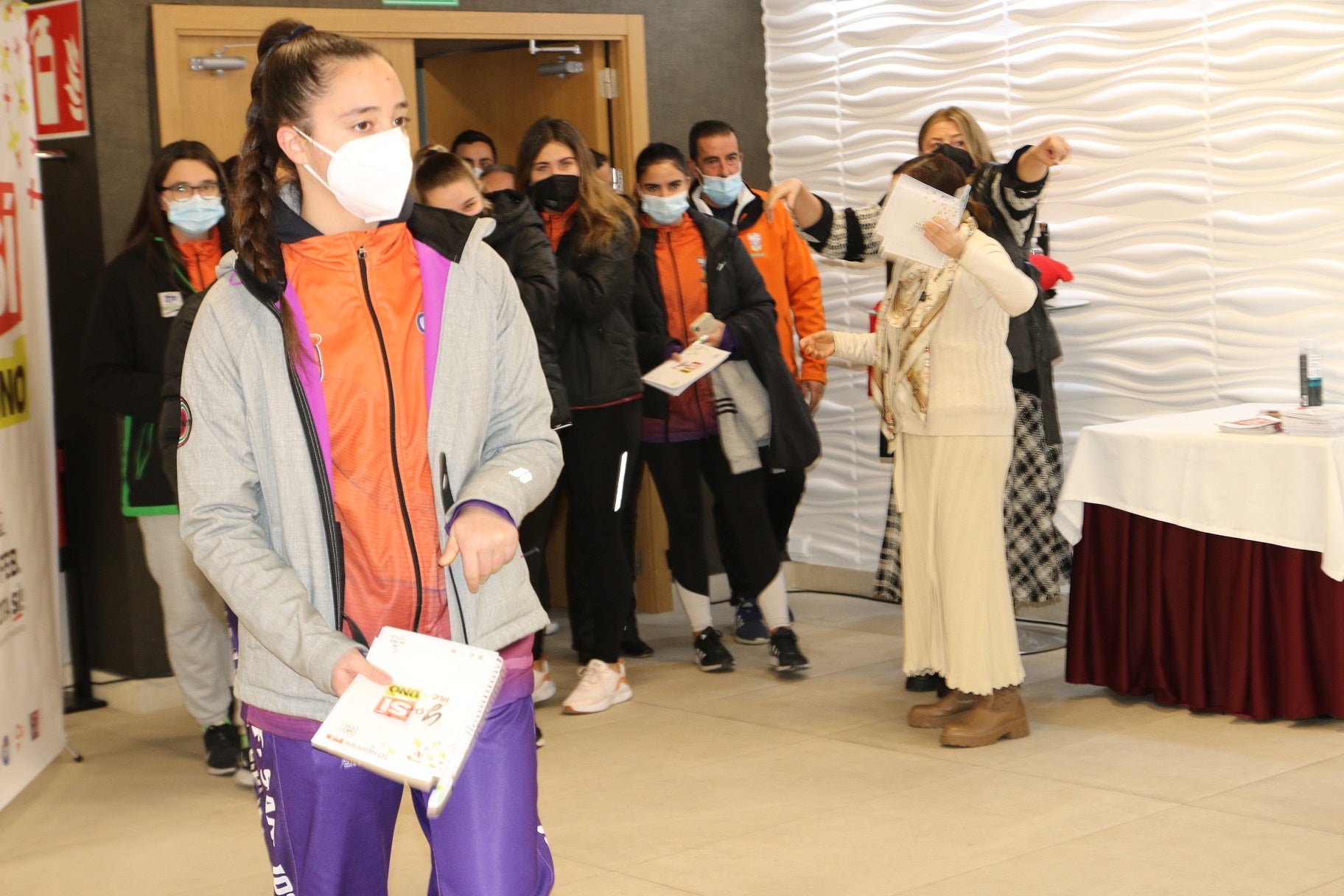 Los jóvenes asisten a una charla informativa sobre el proyecto de unión. 